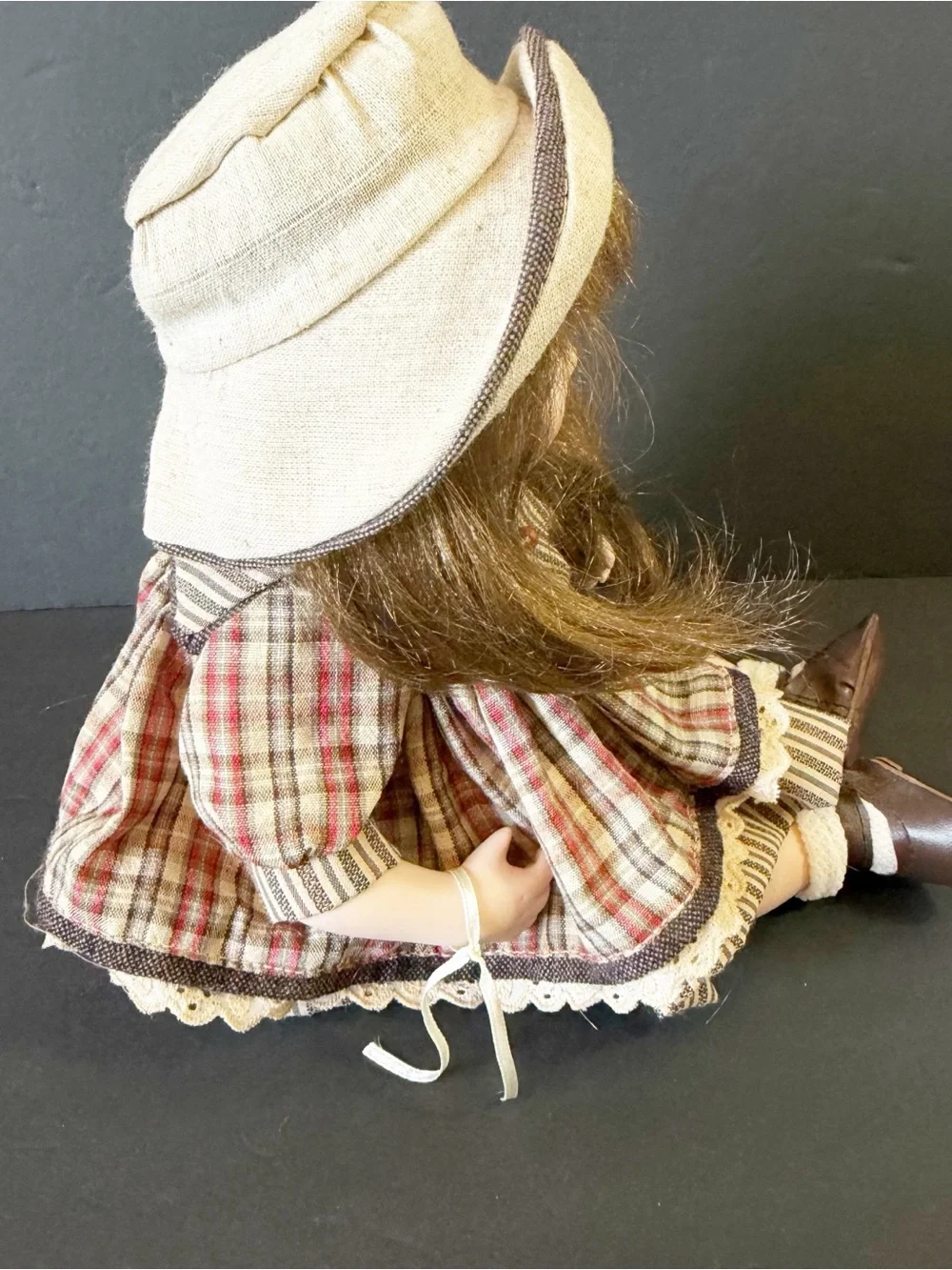 Duck House Heirloom Doll 236/5000 Brown Eye / Hair Girl Hat Porcelain 14